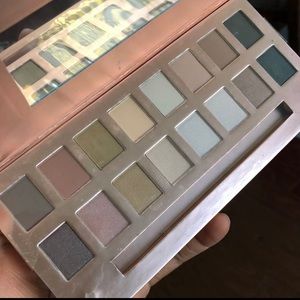 Nude/smoky eyeshadow palette